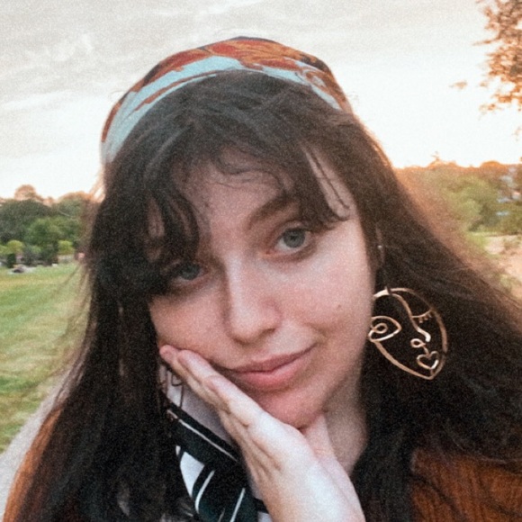 Meet your Posher, Gabi - Picture 1 of 1